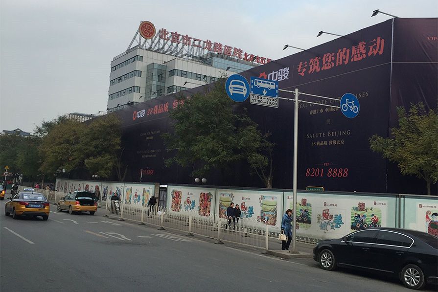 隔离施工现场美化市政环境标准10米高角钢格构柱围挡是如何现场安装的呢？
