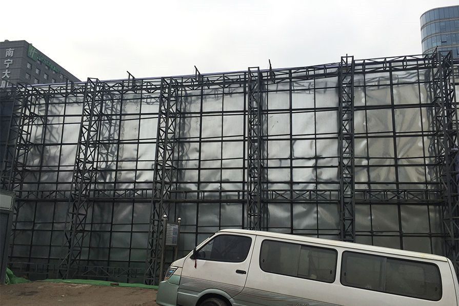 隔离施工现场美化市政环境标准10米高角钢格构柱围挡是如何现场安装的呢？