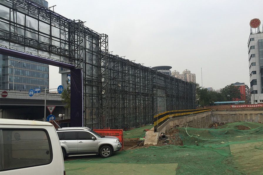 隔离施工现场美化市政环境标准10米高角钢格构柱围挡是如何现场安装的呢？