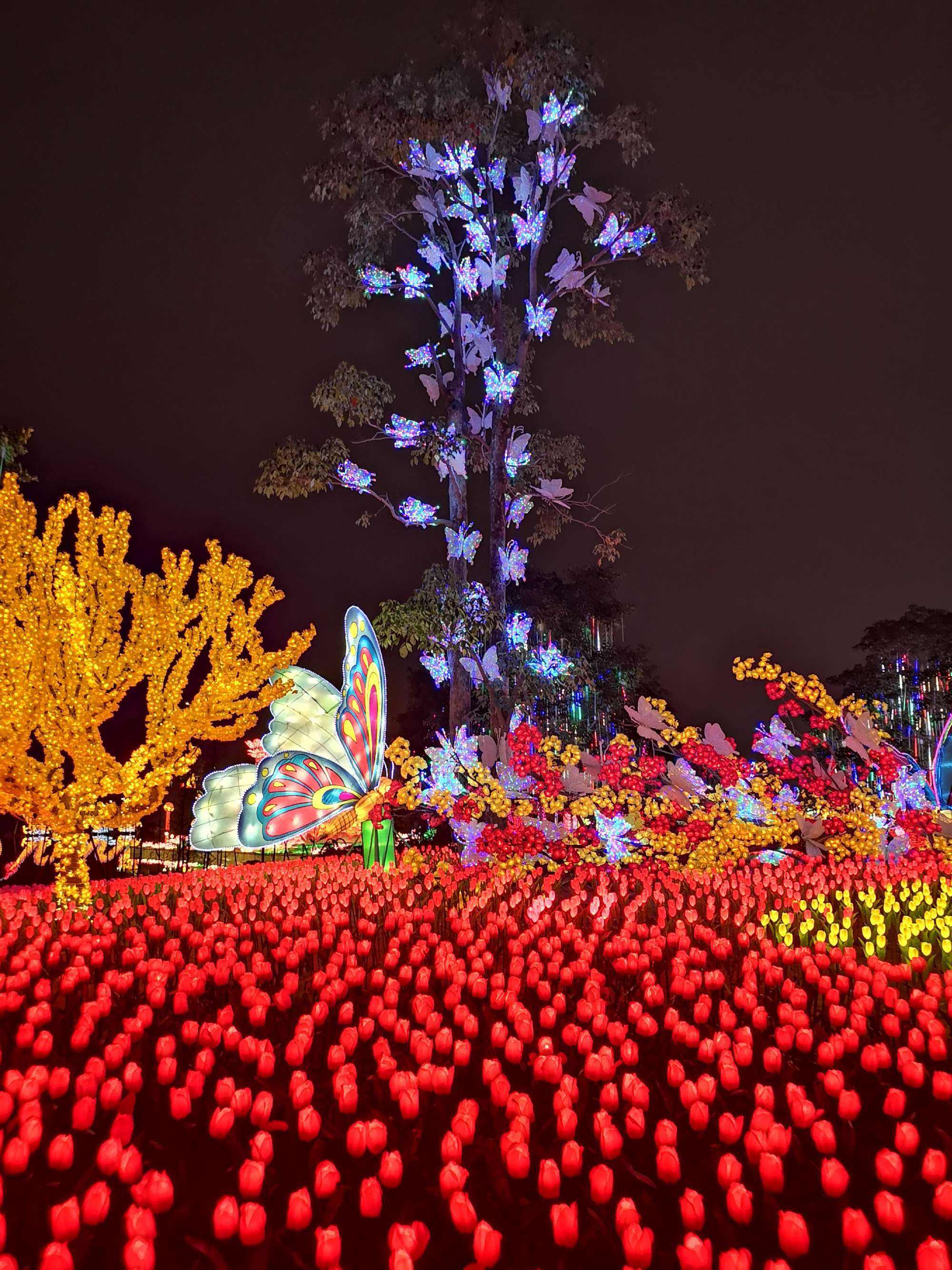 以灯饰艺术点亮城市园林