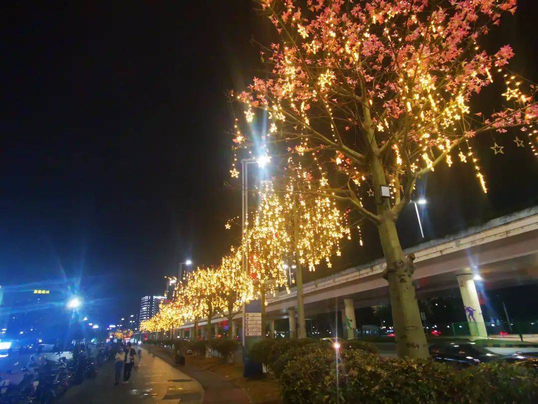 以灯饰艺术点亮城市园林