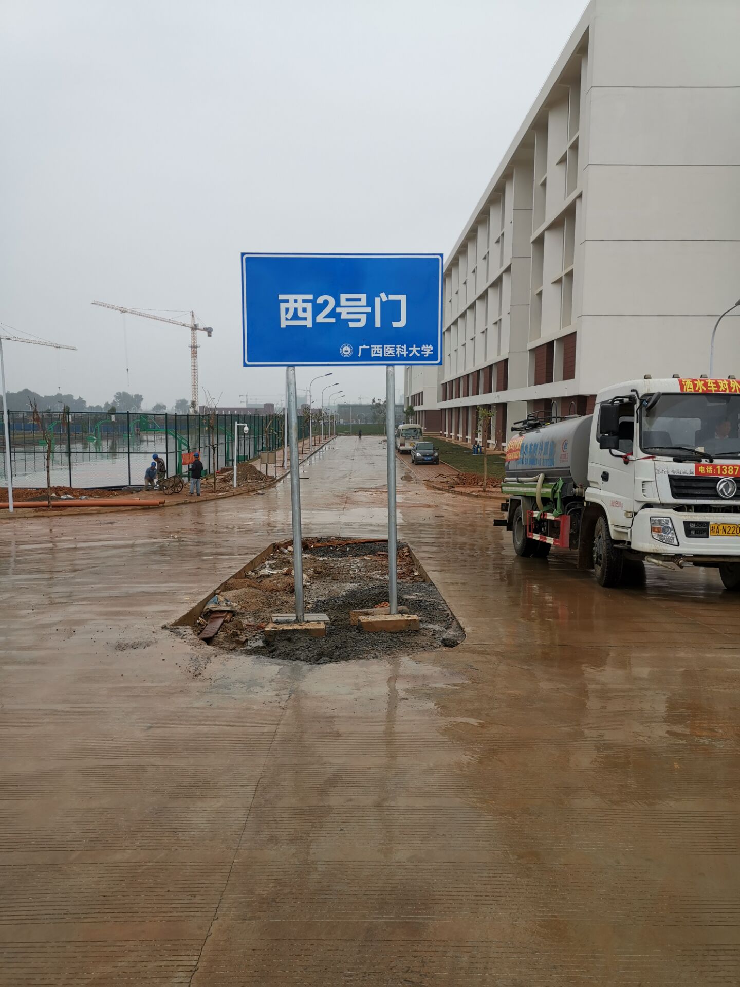 广西医科大学武鸣校区校园导视路标安装现场