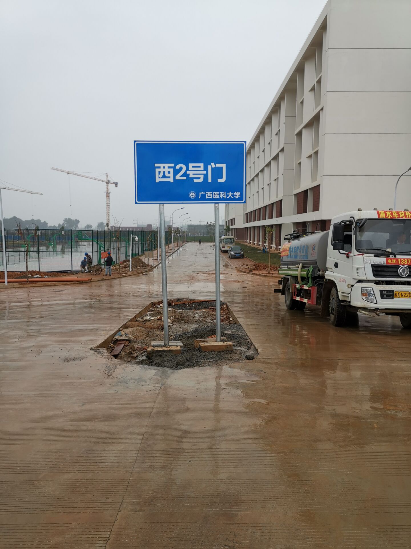 广西医科大学武鸣校区校园导视路标安装现场